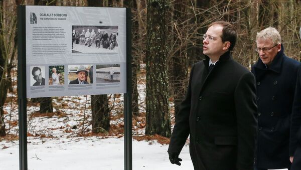 В.Мединский почтил память жертв нацизма в бывшем концлагере Собибор - Sputnik Латвия