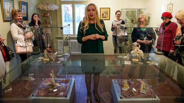 Илона Яхимович представляет выставку старинных зеркалец в Доме-музее Аспазии - Sputnik Латвия