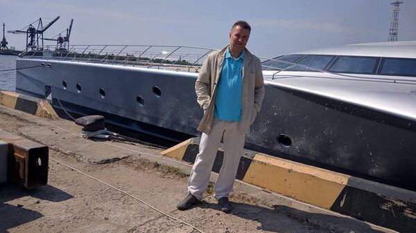 Алексей Гуленко и тримаран Galaxy латвийского производства Алексей Гуленко и тримаран Galaxy латвийского производства - Sputnik Латвия