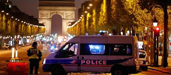 Автомобиль французской полиции на Елисейских полях Автомобиль французской полиции на Елисейских полях - Sputnik Latvija