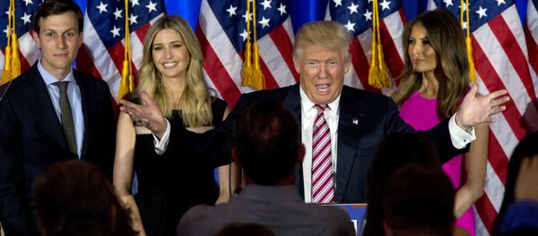 Donalds Tramps ar dzīvesbiedri Melāniju, meitu Ivanku un znotu Džaredu Kušneru - Sputnik Latvija