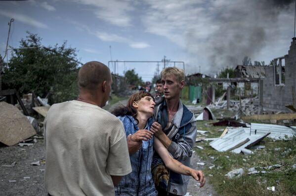 Vietējie iedzīvotāji Luganskas staņicā pēc Ukrainas bruņoto spēku aviācijas trieciena - Sputnik Latvija