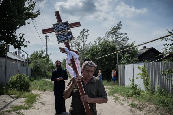 Ukrainas karaspēku apšaudē bojāgājušo – Vladimira Jermilova un viņa dēla Vaņas bērēs - Sputnik Latvija