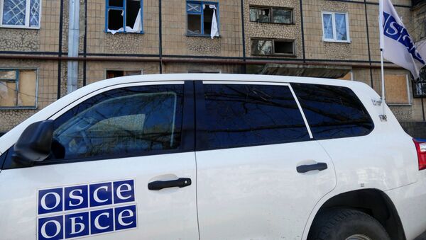 Автомобиль представителей ОБСЕ у жилого дома в Донецке - Sputnik Latvija