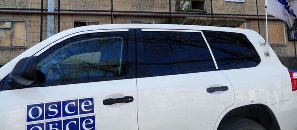 Автомобиль представителей ОБСЕ у жилого дома в Донецке - Sputnik Latvija