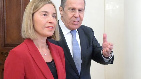 ES augstā pārstāve ārlietās un drošības politikas jautājumos Federika Mogerīni ieradās Maskavā, lai tiktos ar Krievijas ārlietu ministru Sergeju Lavrovu. - Sputnik Latvija