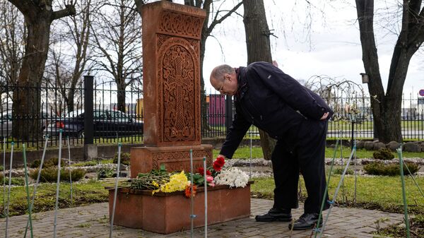 Хачкар на территории Армянской церкви в Риге - Sputnik Латвия