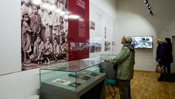 Выставка к 100-летию геноцида армян в Османской империи в Музее Рижского гетто и Холокоста в Латвии - Sputnik Латвия