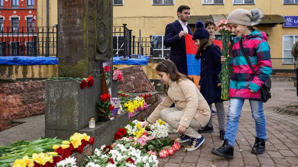 Возложение цветов к Хачкару у Бастионной горки - Sputnik Латвия