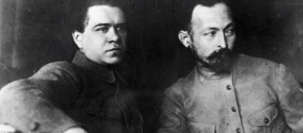 Председатель ВЧК при СНК РСФСР Феликс Дзержинский и его заместитель Яков Петерс (слева) - Sputnik Латвия