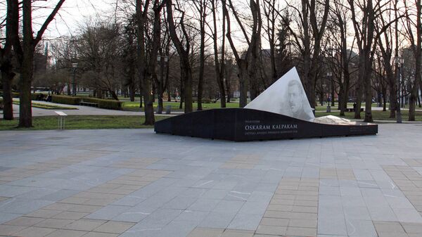 Памятник полковнику Калпаксу на Эспланаде, бывшем парке Коммунаров - Sputnik Латвия