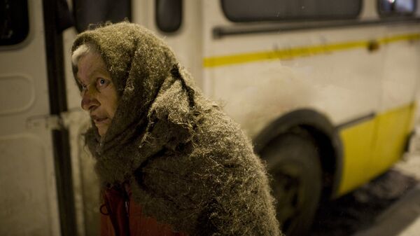 Одинокая женщина у автобуса - Sputnik Латвия