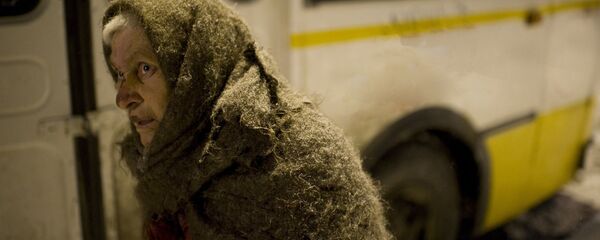 Одинокая женщина у автобуса - Sputnik Latvija