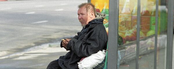 Бомж ждет автобуса Бомж ждет автобуса - Sputnik Латвия