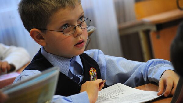 Ученик на уроке чтения - Sputnik Latvija