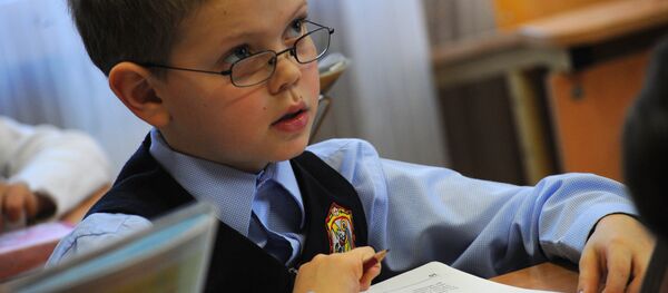 Ученик на уроке чтения Ученик на уроке чтения - Sputnik Latvija