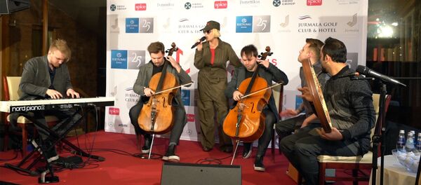 Лайма Вайкуле исполнила новую версию песни Листья желтые - Sputnik Латвия