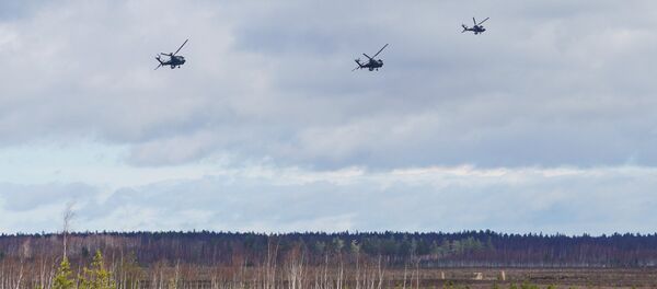 Американские ударные вертолеты AH-64D Apache - Sputnik Латвия