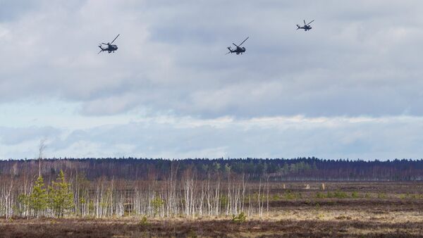 Американские ударные вертолеты AH-64D Apache - Sputnik Латвия