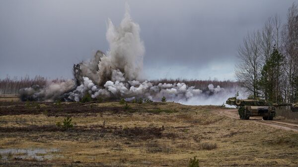 Разминирование прохода в минном поле с помощью подрыва специального боеприпаса - Sputnik Латвия