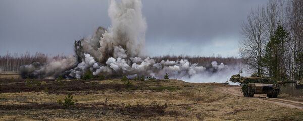 Разминирование прохода в минном поле с помощью подрыва специального боеприпаса Разминирование прохода в минном поле с помощью подрыва специального боеприпаса - Sputnik Latvija