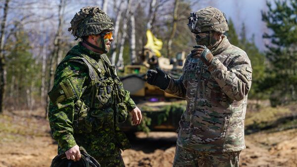 Американский и канадский военные - Sputnik Латвия