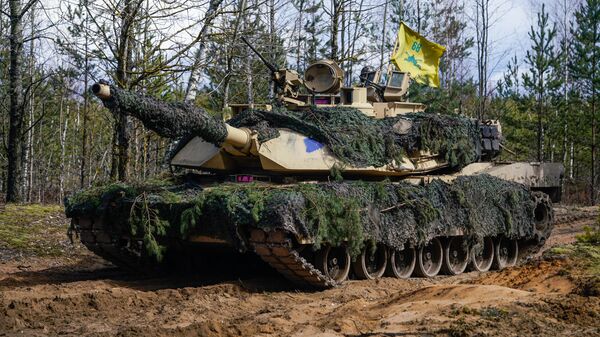Основной боевой танк США M1A2 Abrams на международных учениях Summer Shield XIV Основной боевой танк США M1A2 Abrams на международных учениях Summer Shield XIV - Sputnik Латвия