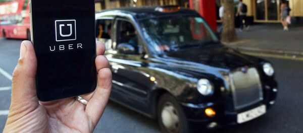 Логотип приложения Uber на телефоне - Sputnik Латвия
