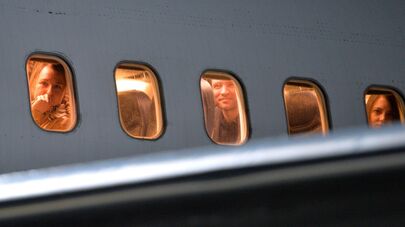 Пассажиры самолета авиакомпании airBaltic 