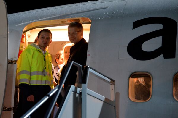 Мэр Риги Нил Ушаков выходит из самолета авиакомпании airBaltic  - Sputnik Латвия