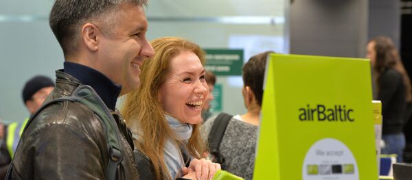 Пассажиры регистрируются на рейс у стойки регистрации airBaltic - Sputnik Latvija