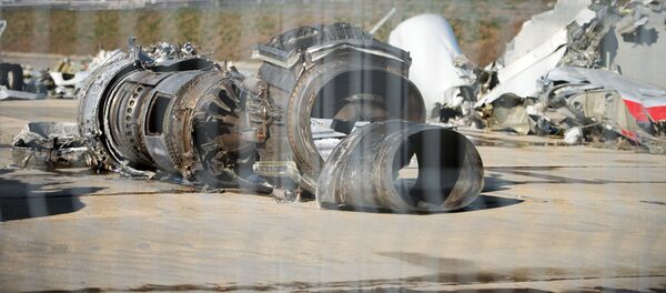 Обломки упавшего самолета Минобороны РФ Ту-154, собранные у берегов Сочи, доставлены на территорию сочинского аэропорта Обломки упавшего самолета Минобороны РФ Ту-154, собранные у берегов Сочи, доставлены на территорию сочинского аэропорта - Sputnik Латвия