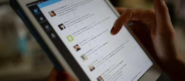 Страница сайта Twitter на экране планшетного компьютера Страница сайта Twitter на экране планшетного компьютера - Sputnik Latvija