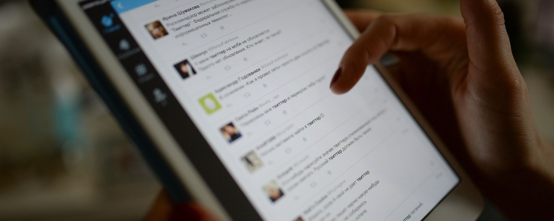 Страница сайта Twitter на экране планшетного компьютера - Sputnik Латвия, 1920, 11.05.2021
