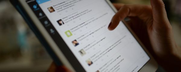 Страница сайта Twitter на экране планшетного компьютера - Sputnik Latvija