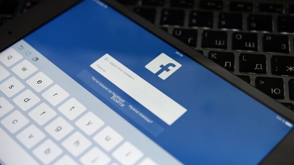 Социальная сеть Facebook на экране планешета - Sputnik Латвия