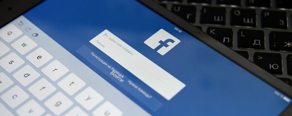 Социальная сеть Facebook на экране планешета Социальная сеть Facebook на экране планешета - Sputnik Latvija