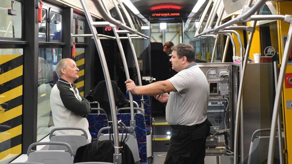 В салоне низкопольного трамвая Škoda 15T - Sputnik Латвия