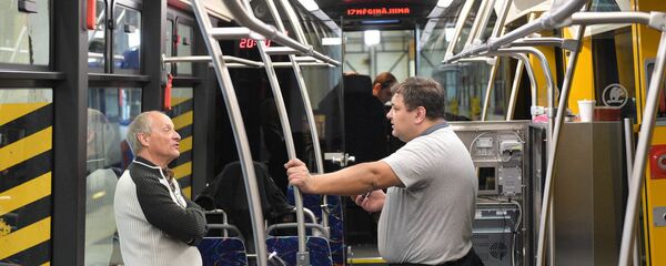 В салоне низкопольного трамвая Škoda 15T В салоне низкопольного трамвая Škoda 15T - Sputnik Латвия