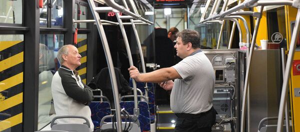 В салоне низкопольного трамвая Škoda 15T - Sputnik Латвия