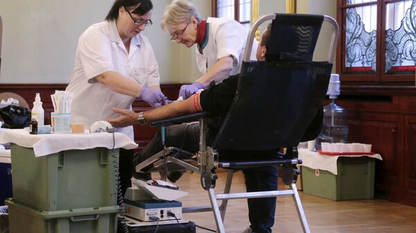 Сорок доноров сдают кровь в День донора в Канцелярии Президента Латвии - Sputnik Латвия
