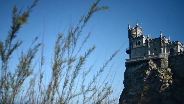 Памятник архитектуры Ласточкино гнездо на Аврориной скале мыса Ай-Тодор в Ялтинском районе Крыма - Sputnik Latvija