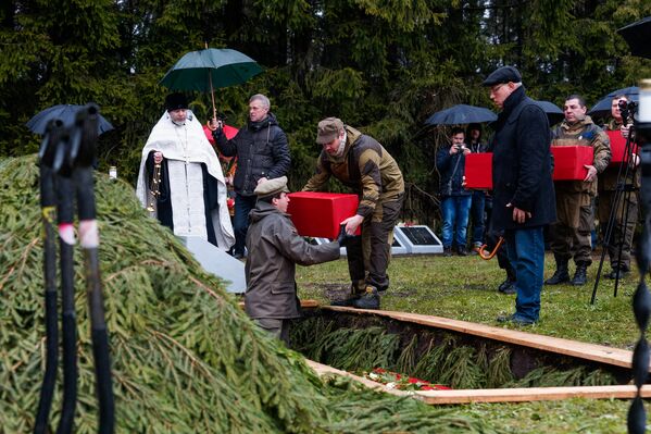 Церемония перезахоронения останков советских воинов, погибших в годы Великой Отечественной войны на территории Латвии - Sputnik Латвия