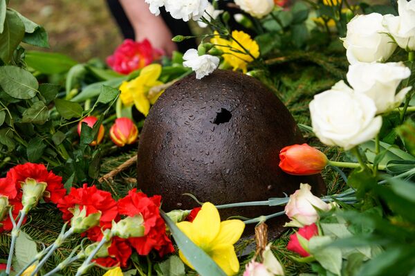 Пробитая пулей каска времён Второй мировой войны на могиле советских воинов Пробитая пулей каска времён Второй мировой войны на могиле советских воинов - Sputnik Латвия