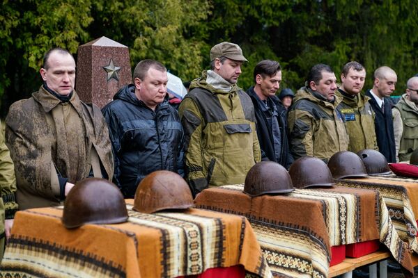 Представители поисковых организаций готовы к церемонии перезахоронения Представители поисковых организаций готовы к церемонии перезахоронения - Sputnik Латвия