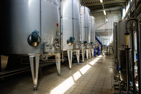 В цистернах хранится готовый алкоголь, который затем поступает на линии разлива и упаковки - Sputnik Латвия