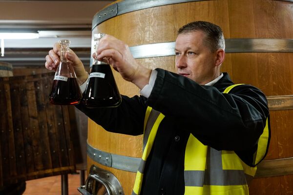 Экскурсовод Латвияс Бальзамс - директор по производству Рональд Жаринов - Sputnik Латвия