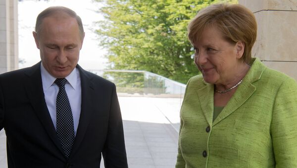 Krievijas prezidents Vladimirs Putins un Vācijas kanclere Angela Merkele - Sputnik Latvija