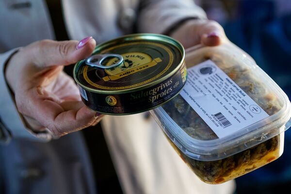 Шпроты и жареная салака Шпроты и жареная салака - Sputnik Латвия