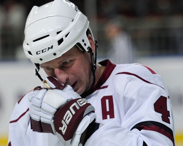 Нормундс Сейейс в матче легенд латвийского и российского хоккея, 2012 год - Sputnik Латвия